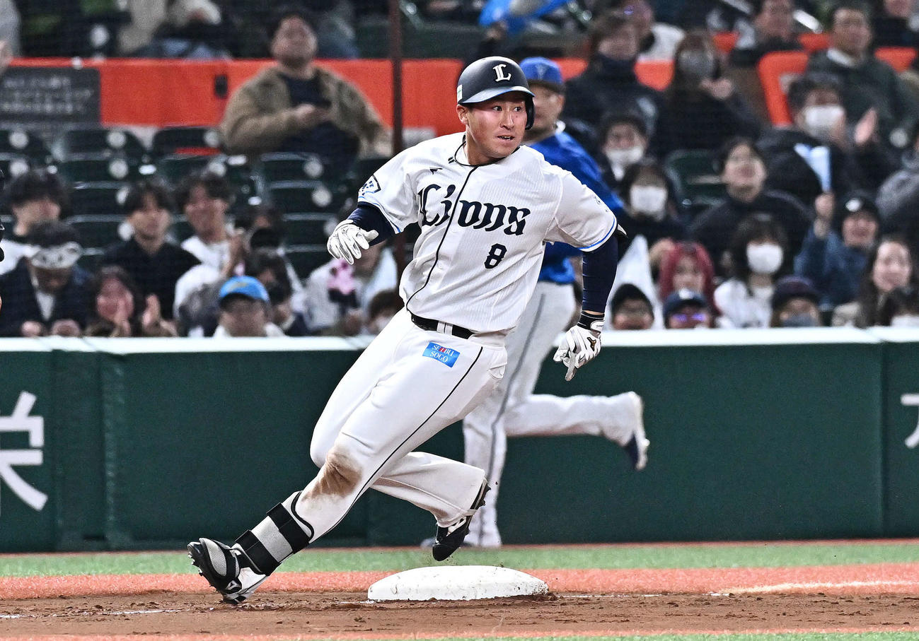 西武対DeNA 6回裏西武1死三塁、先制適時三塁打を放った渡部聖（撮影・滝沢徹郎）