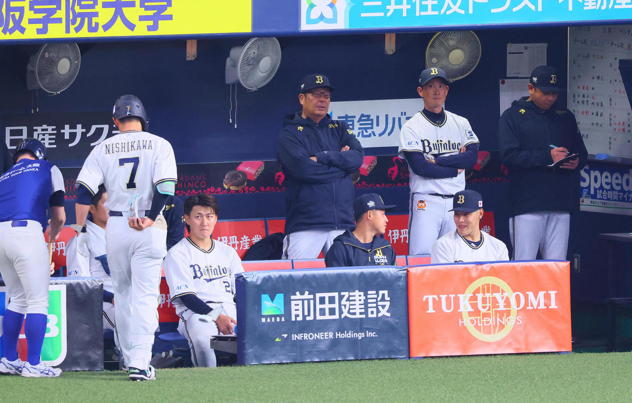 オリックス対阪神　9回裏オリックス無死、二ゴロに倒れベンチに戻る西川（7）と腕組みする岸田監督（右から3人目）（撮影・藤尾明華）