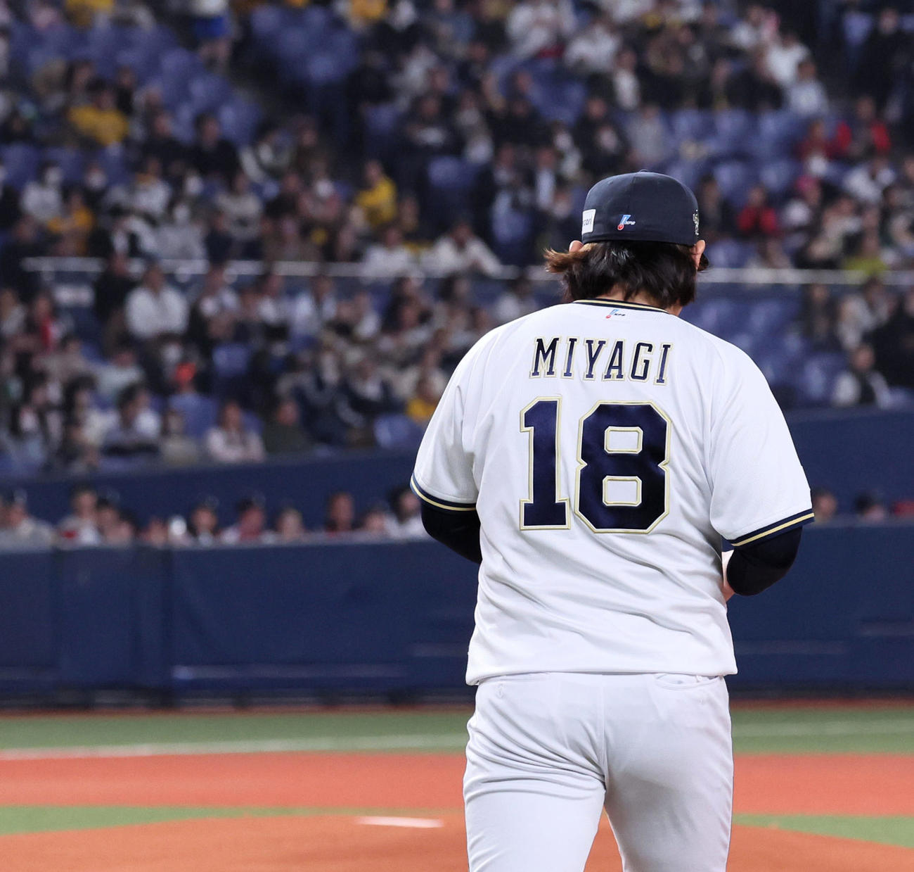 オリックス対阪神　1回表阪神無死、マウンドへ向かう背番号18番の宮城（撮影・加藤哉）