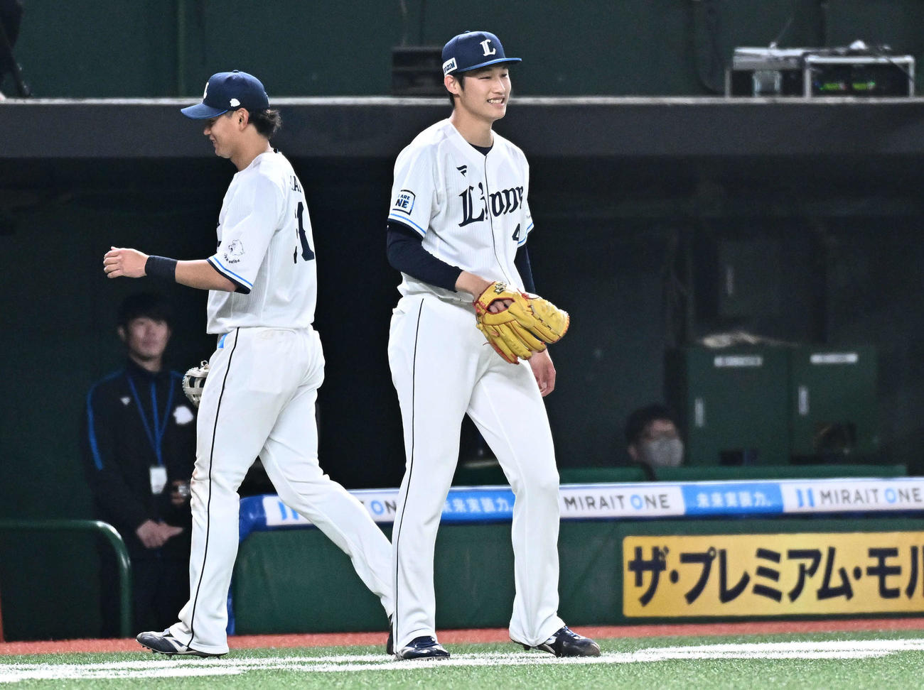 西武対DeNA 4回表DeNA2死一、二塁、筒香を空振り三振に仕留めた羽田（右）は笑顔でナインを迎える（撮影・滝沢徹郎）