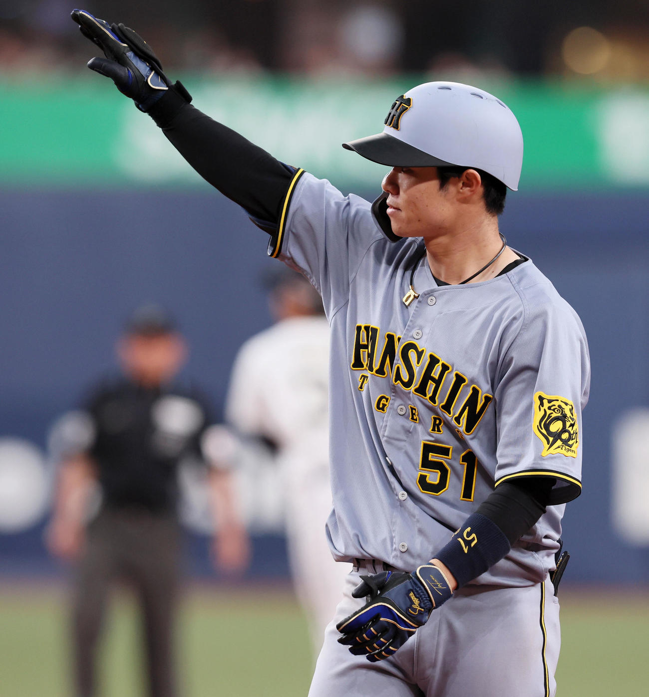 オリックス対阪神　7回表阪神1死一、三塁、中野は右前適時打を放ちベンチへ向かってポーズ決める（撮影・加藤哉）
