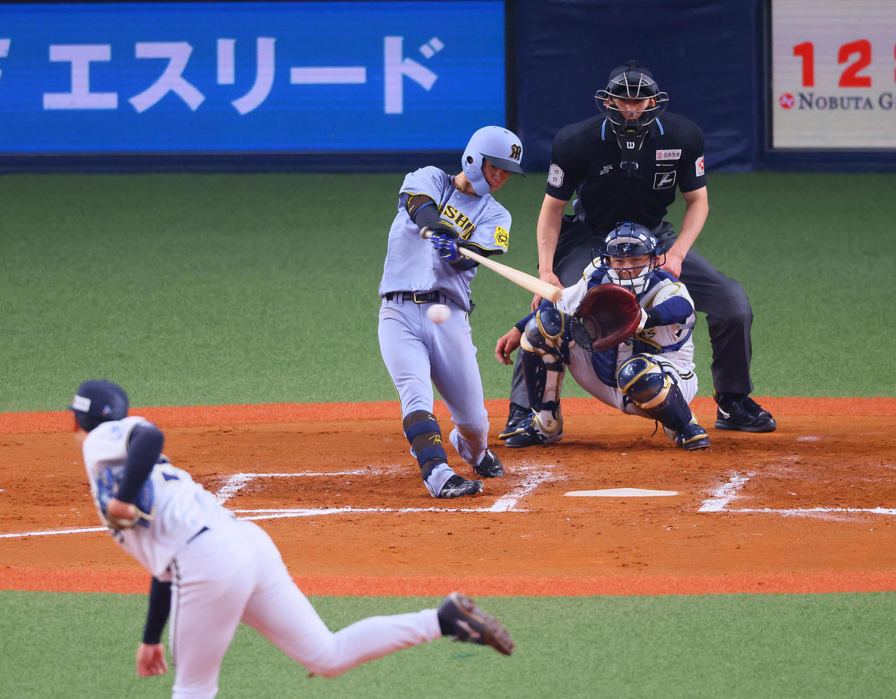 オリックス対阪神　7回表阪神1死一、三塁、中野は同点の右前適時打を放つ（撮影・藤尾明華）