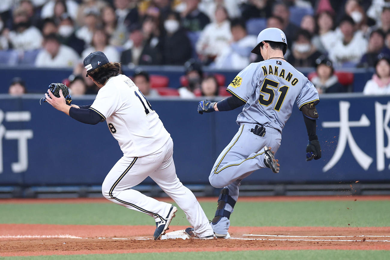 オリックス対阪神　3回表阪神1死、一塁への内野安打で出塁する中野。左は宮城（撮影・前田充）