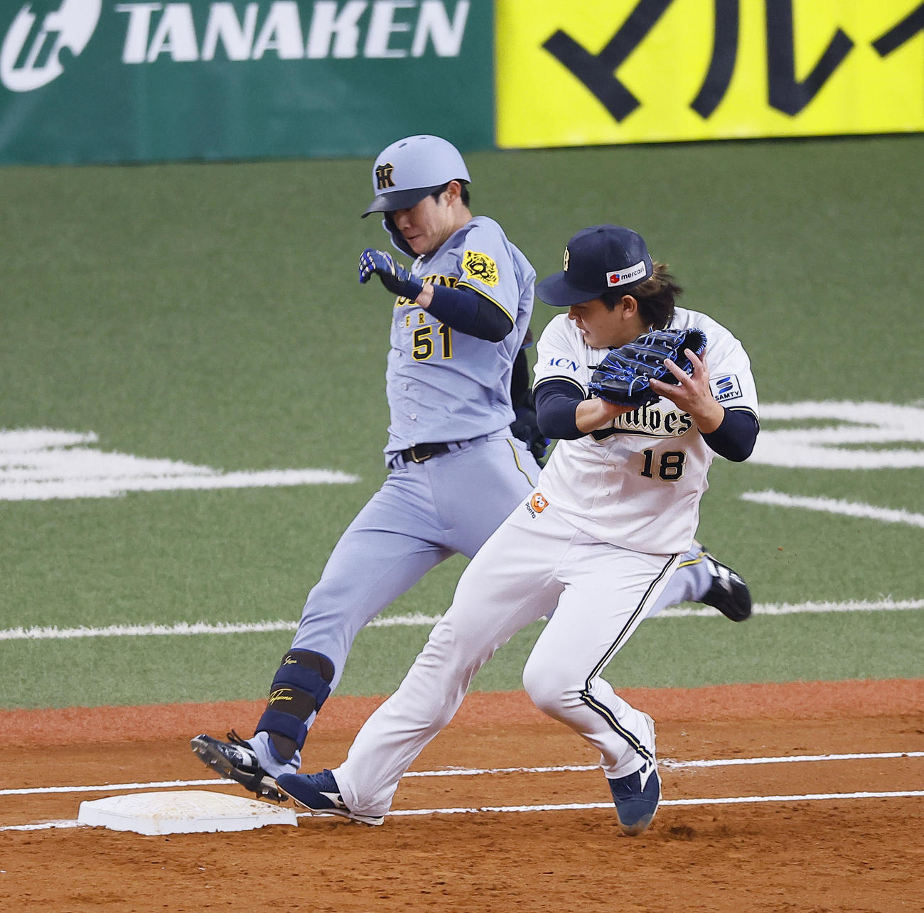 オリックス対阪神　3回表阪神1死、一塁内野安打を放ち駆け込む中野（左）とカバーに入る宮城（撮影・藤尾明華）