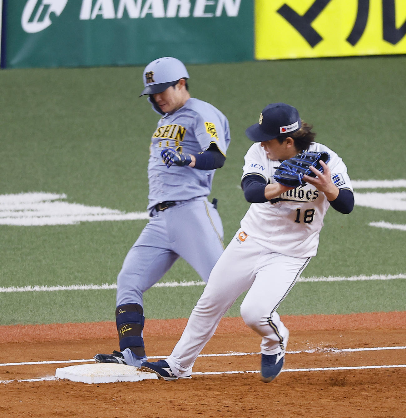 オリックス対阪神　3回表阪神1死、一塁内野安打を放ちを駆け込む中野とカバーに入る宮城（撮影・藤尾明華）