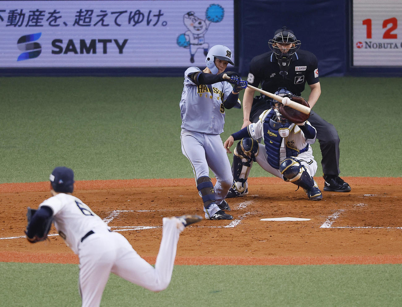 オリックス対阪神　5回表阪神2死一塁、中野は右前打を放つ（撮影・藤尾明華）