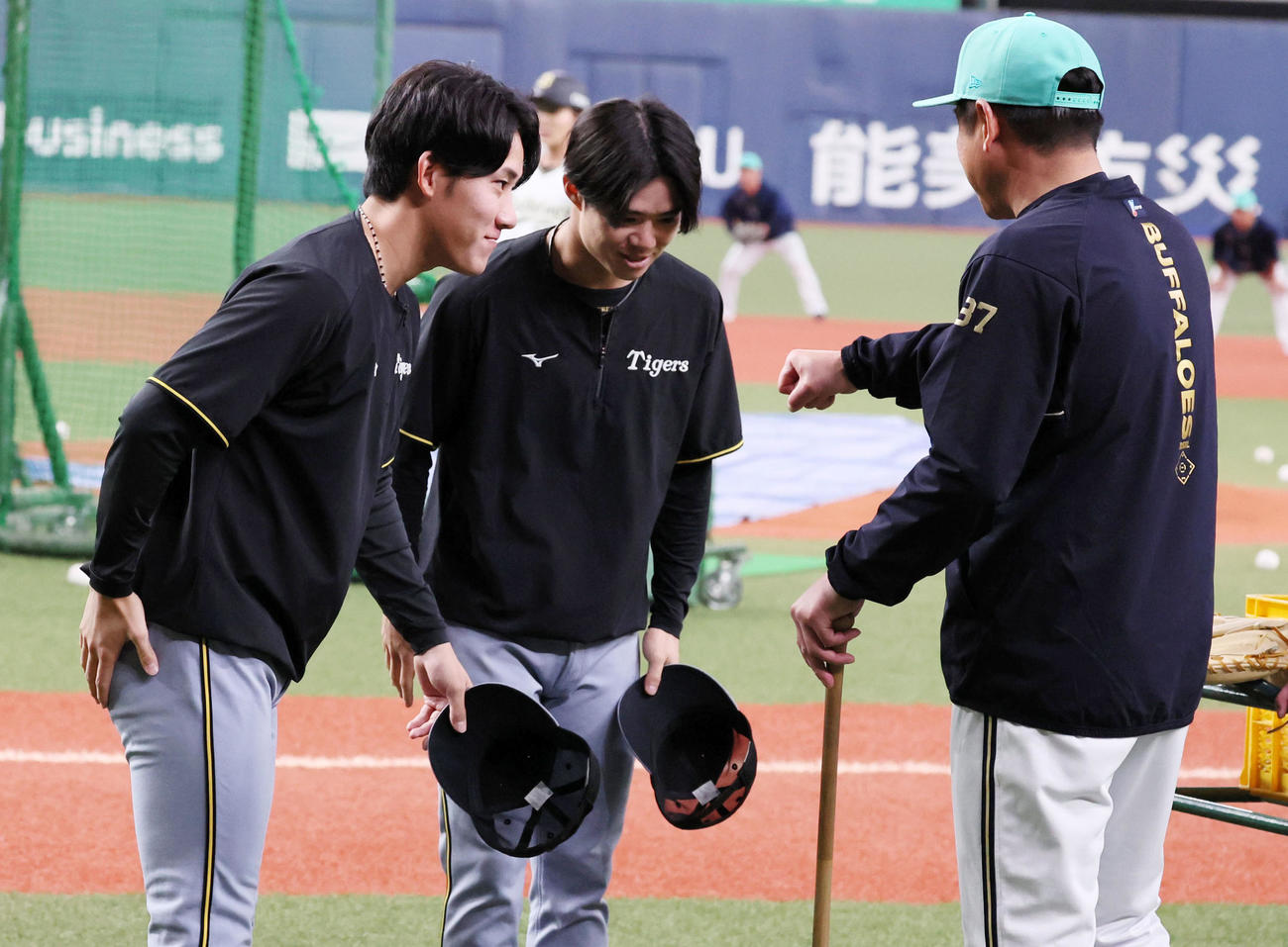 オリックス対阪神　阪神中野と富田がオリックス斎藤戦略コーチ（右）にあいさつ（撮影・加藤哉）