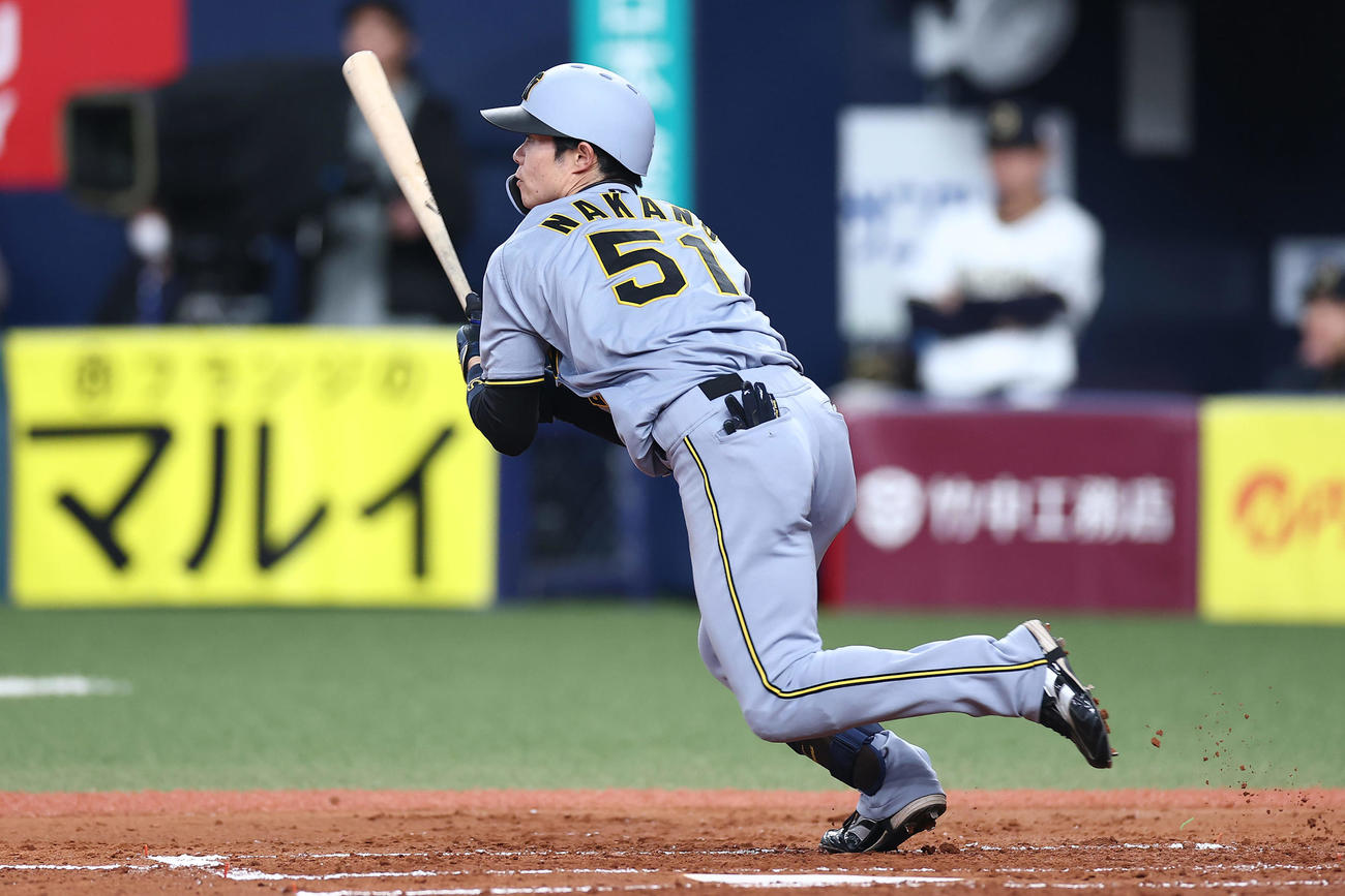 オリックス対阪神　3回表阪神1死、一塁へ内野安打を放つ中野（撮影・前田充）
