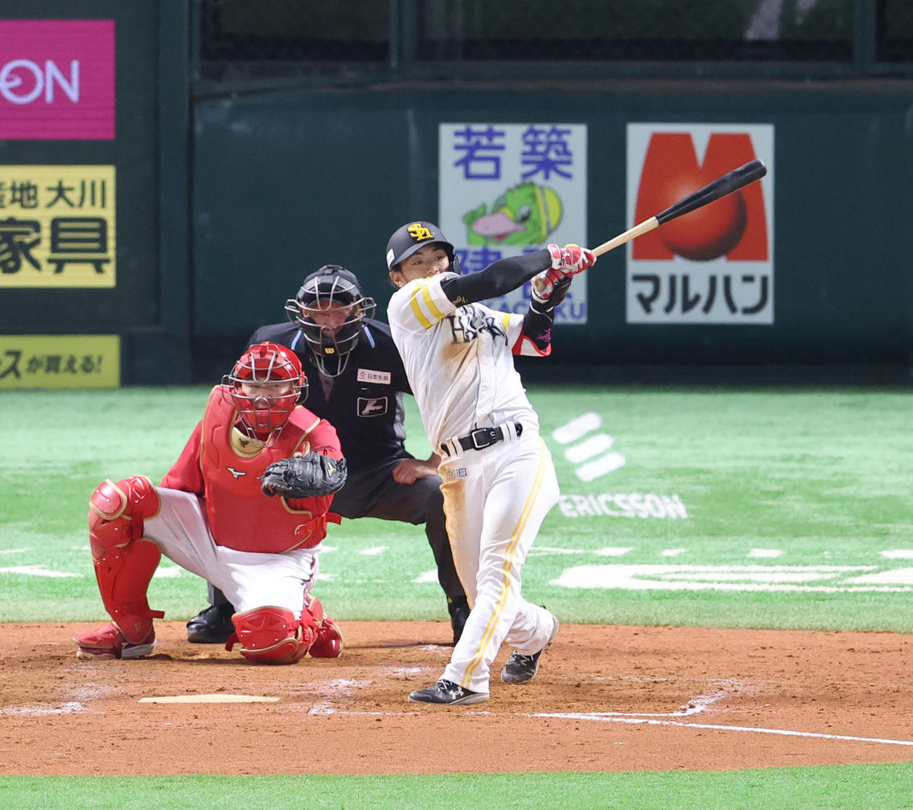 ソフトバンク対広島　4回裏ソフトバンク1死満塁、今宮は勝ち越しとなる適時二塁打を放つ（撮影・梅根麻紀）