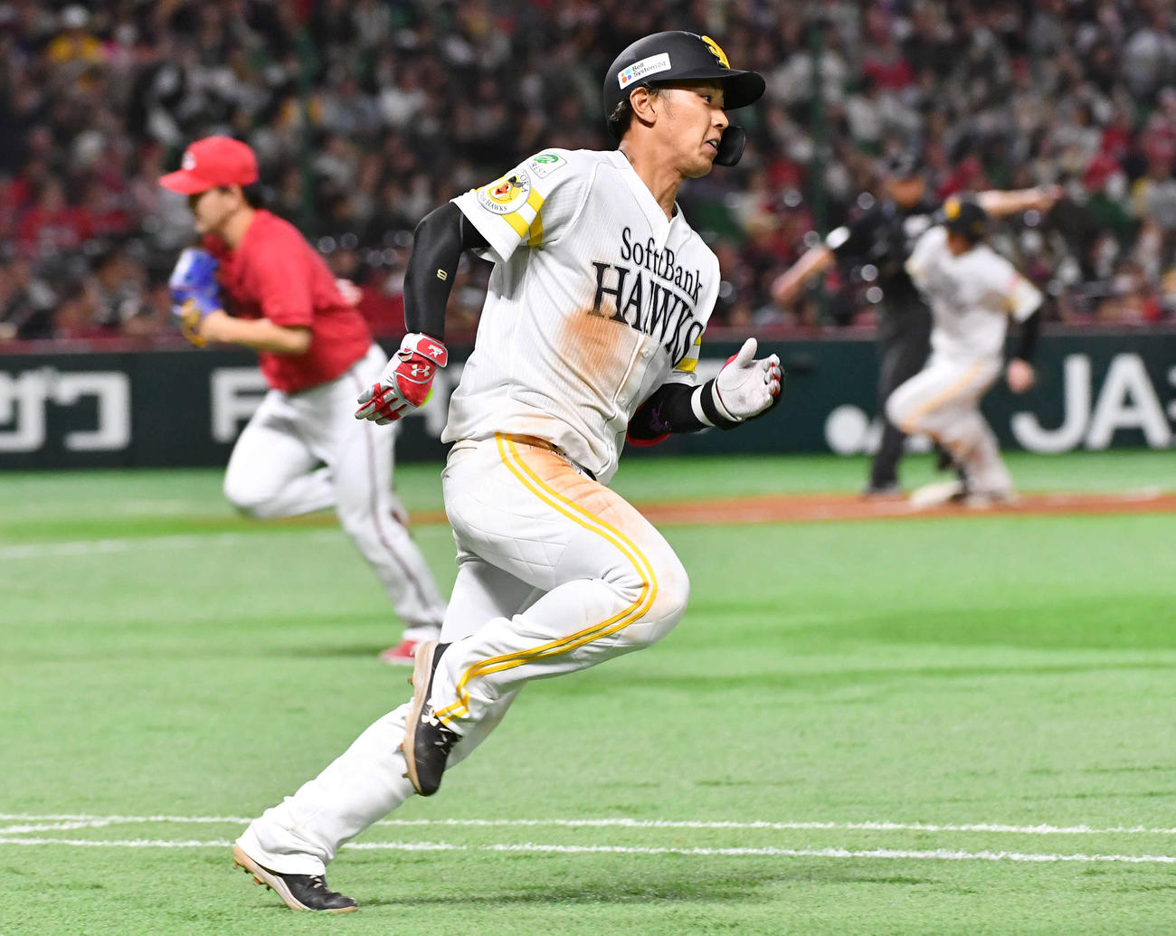 ソフトバンク対広島　4回裏ソフトバンク1死満塁、今宮は勝ち越しの2点適時左二塁打を放つ（撮影・岩下翔太）