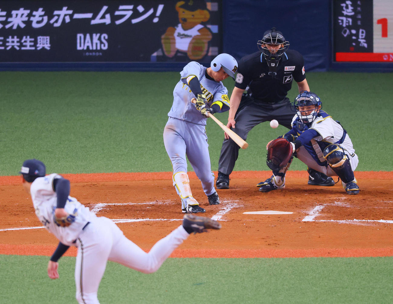 オリックス対阪神　7回表阪神1死一塁、近本は中前打を放つ（撮影・藤尾明華）