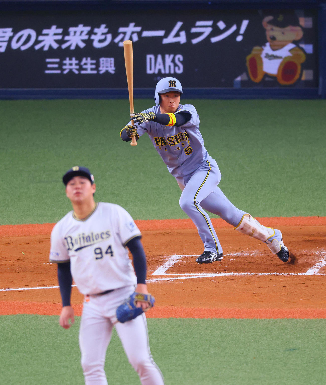 オリックス対阪神　7回表阪神1死一塁、近本は中前打を放つ（撮影・藤尾明華）