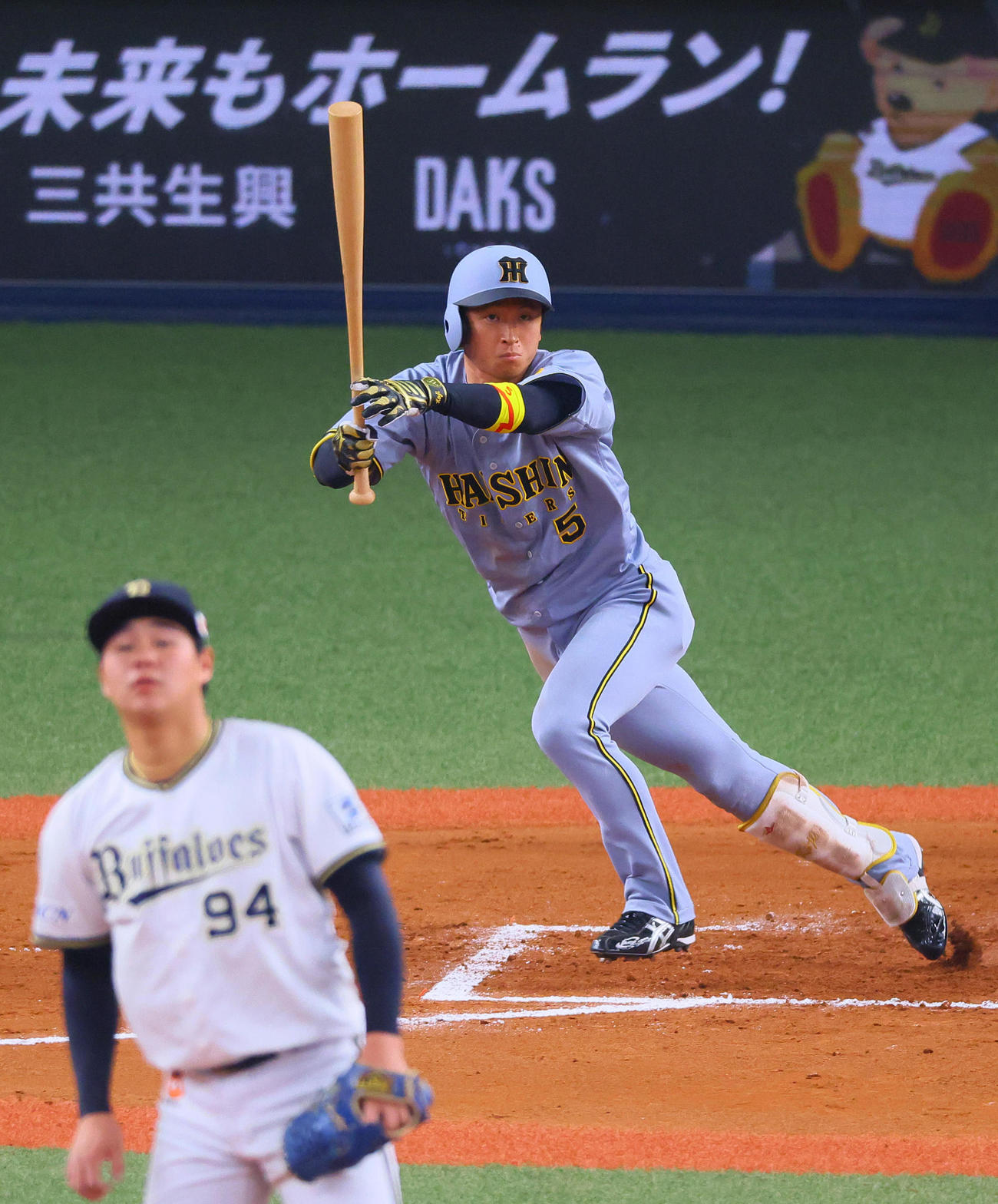 オリックス対阪神　7回表阪神1死一塁、近本は中前打を放つ。投手川瀬（撮影・藤尾明華）