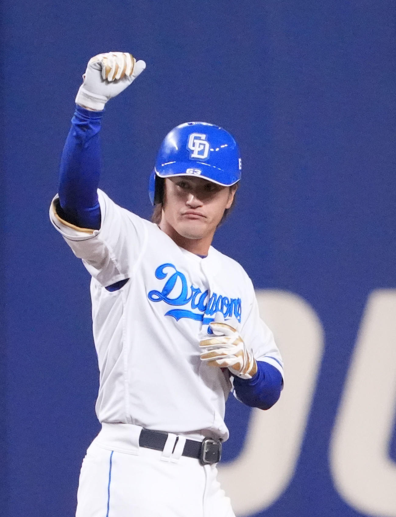 中日対楽天　8回裏中日2死一、二塁、左中間へ2点適時二塁打を放ちベンチへアピールする板山（撮影・森本幸一）