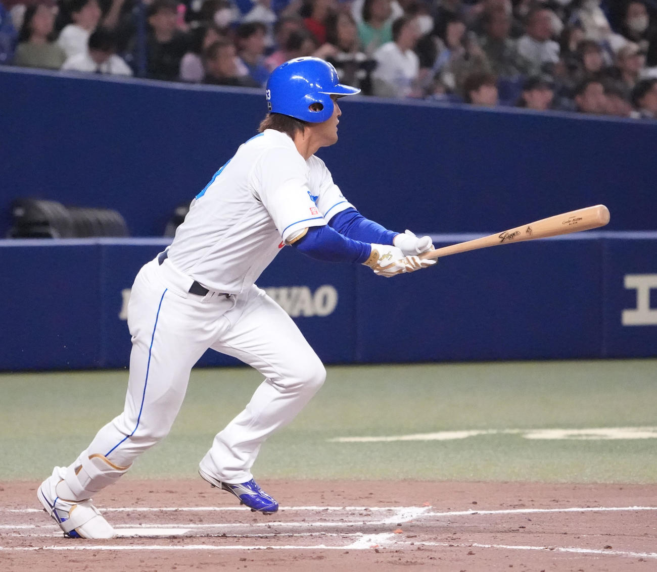 中日対楽天　8回裏中日2死一、二塁、左中間へ2点適時二塁打を放つ板山（撮影・森本幸一）
