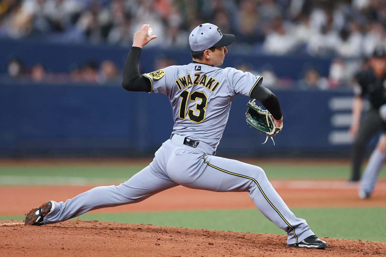 オリックス対阪神　力投する阪神4番手の岩崎（撮影・前田充）