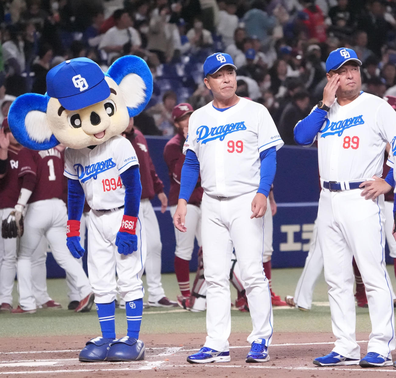 中日対楽天　試合終了、整列し観客にあいさつをする井上監督（中央）（撮影・森本幸一）