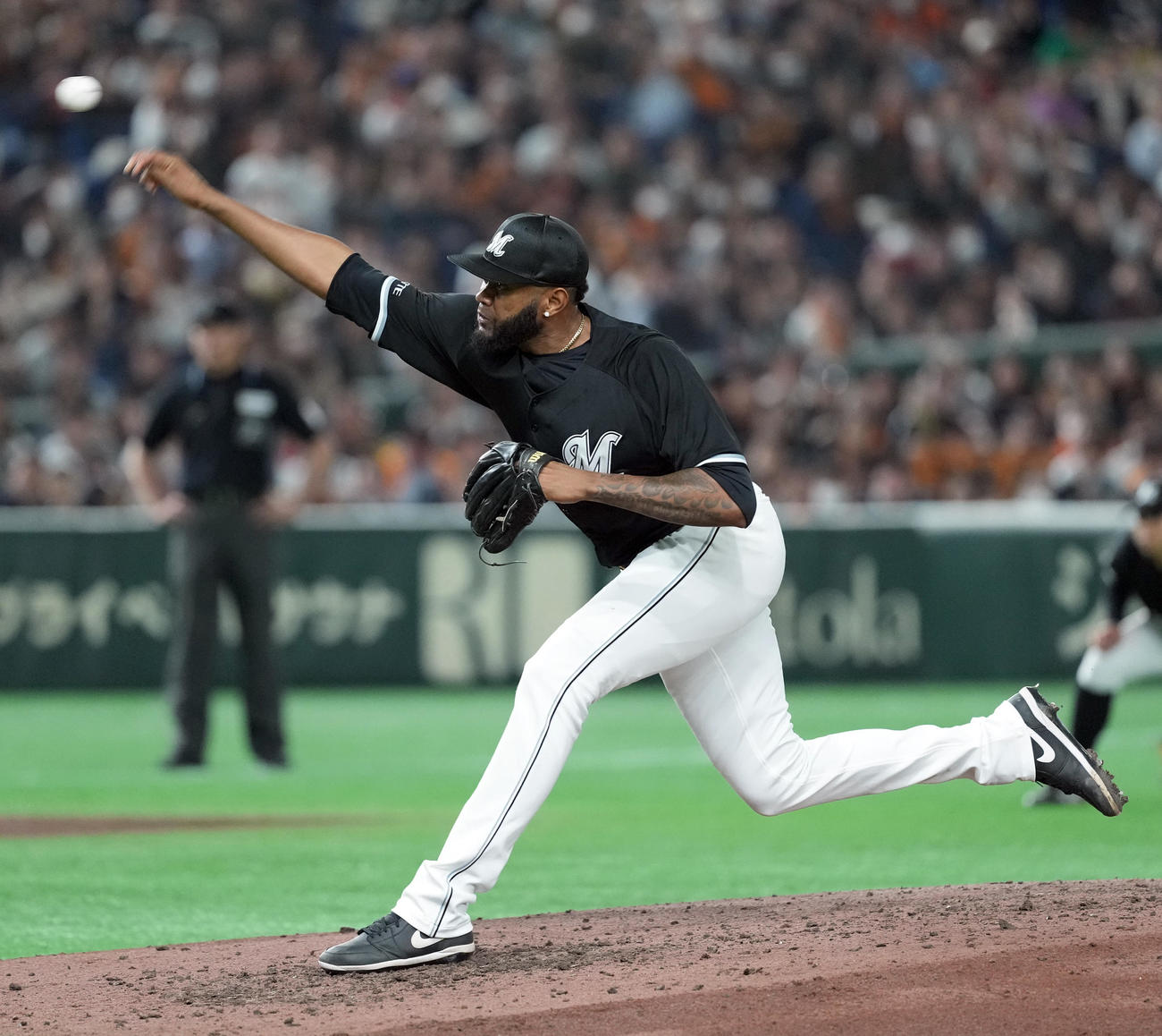 巨人対ロッテ　7回からマウンドに上がったロッテのゲレーロ（撮影・たえ見朱実）