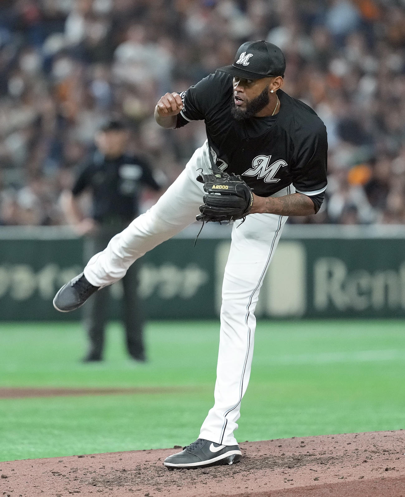 巨人対ロッテ　7回からマウンドに上がったロッテのゲレーロ（撮影・たえ見朱実）