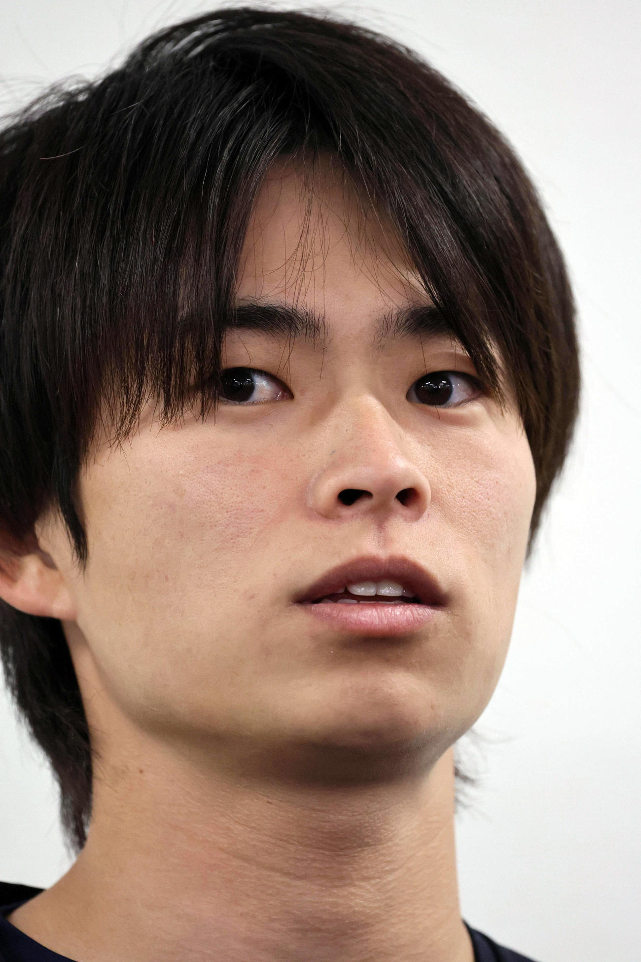 オリックス情報　練習前に取材に応じたオリックス山岡（撮影・宮崎幸一）