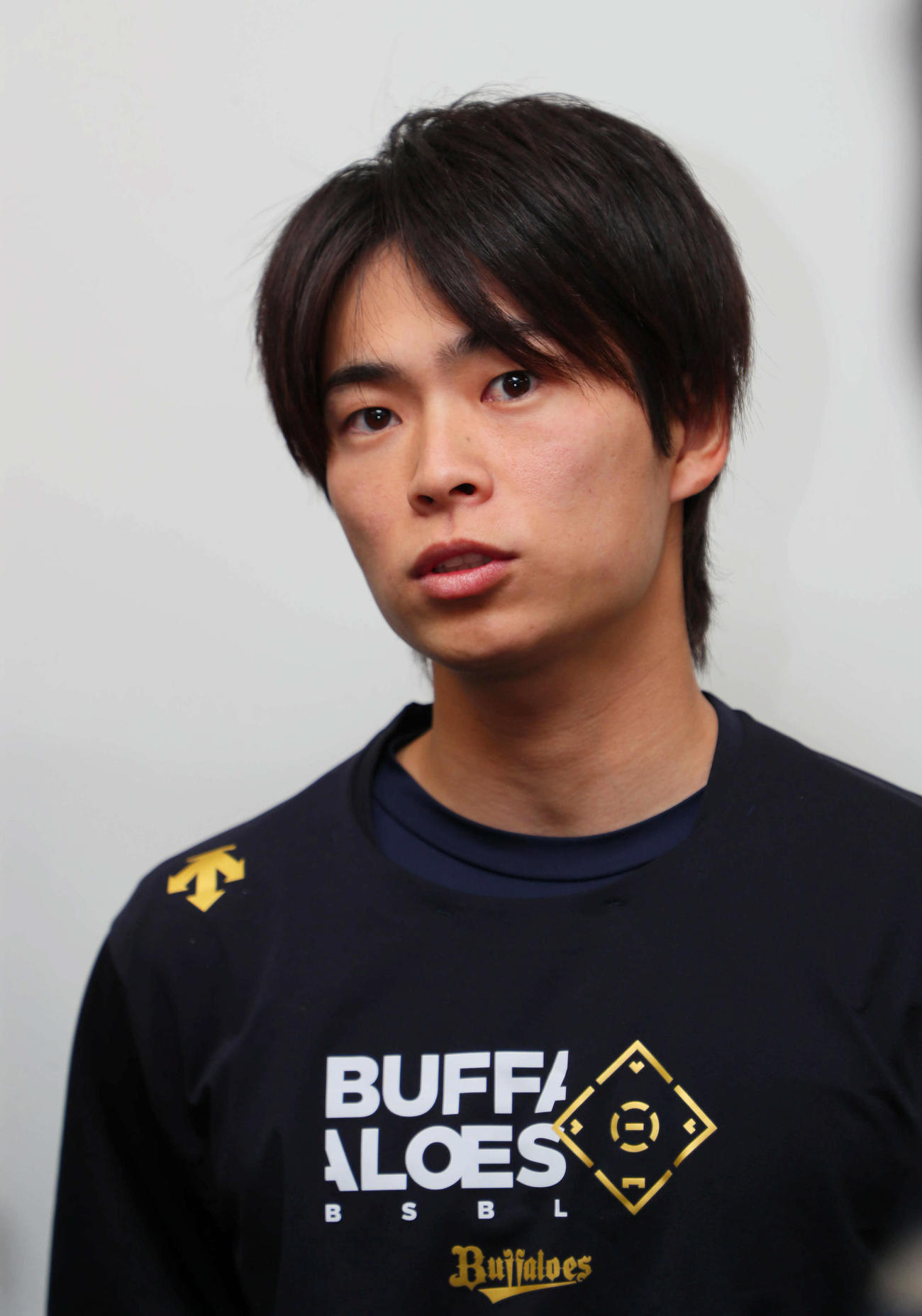 練習前に取材に応じたオリックス山岡（撮影・宮崎幸一）