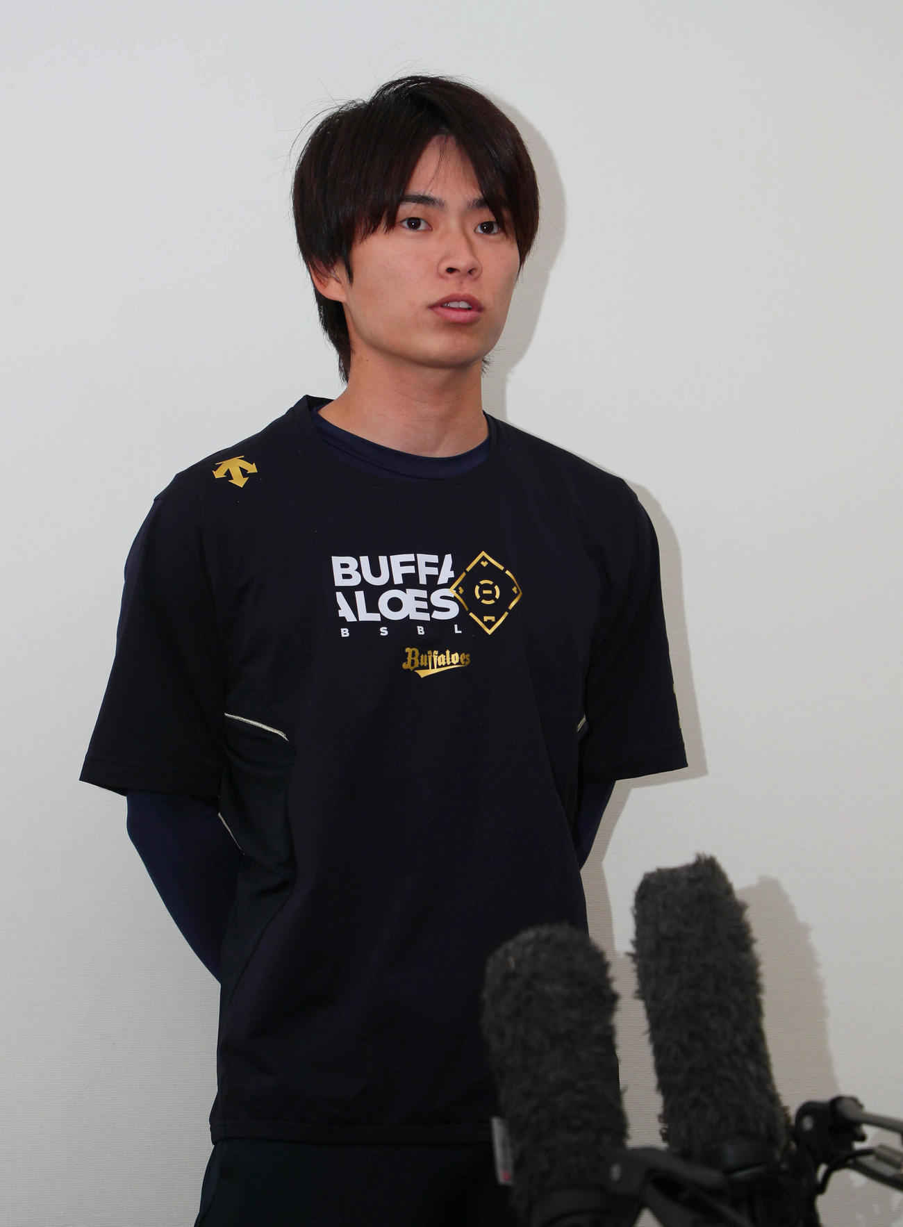 オリックス情報　練習前に取材に応じたオリックス山岡（撮影・宮崎幸一）