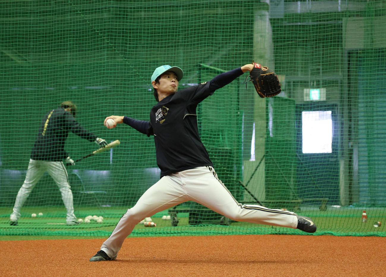 室内練習場でキャッチボールを行ったオリックス山岡（撮影・宮崎幸一）