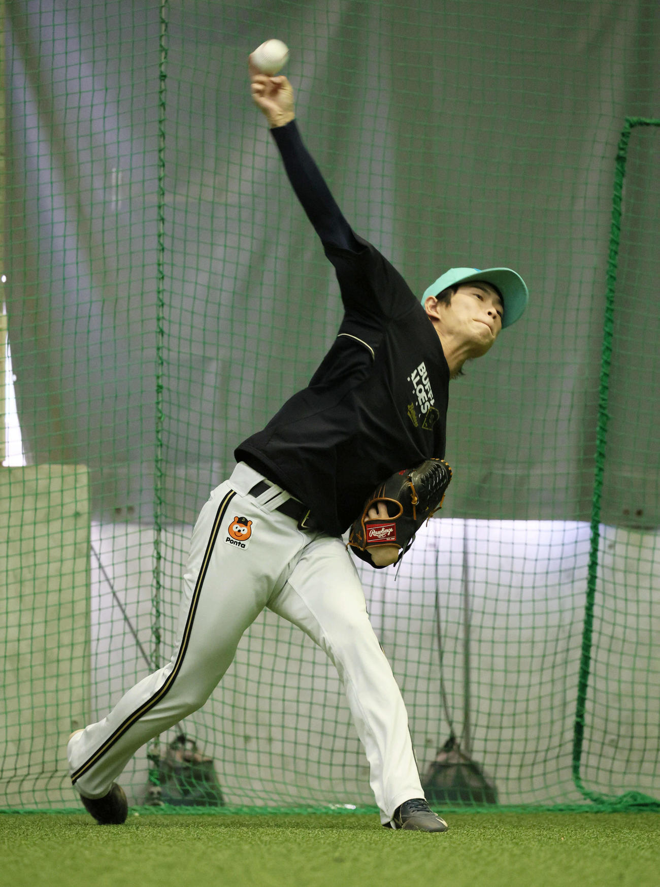 室内練習場でキャッチボールを行ったオリックス山岡（撮影・宮崎幸一）