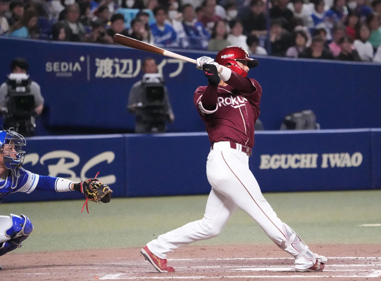 中日対楽天　9回表楽天1死一塁、右二塁打を放つ宗山（撮影・森本幸一）