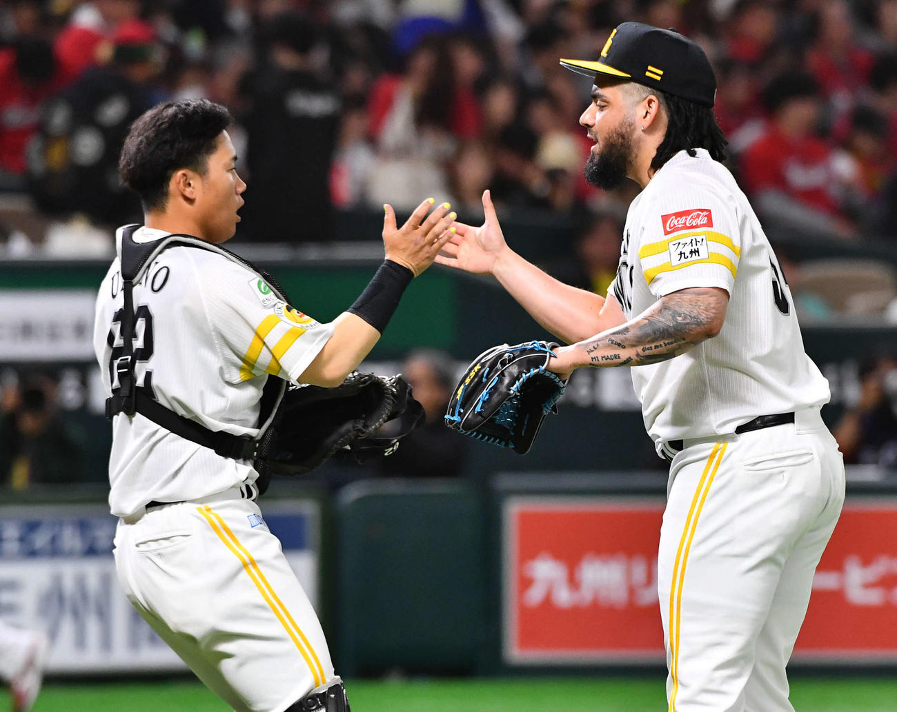 ソフトバンク対広島　最終回を抑えて広島に勝利し、海野（左）と握手を交わすオスナ（撮影・岩下翔太）