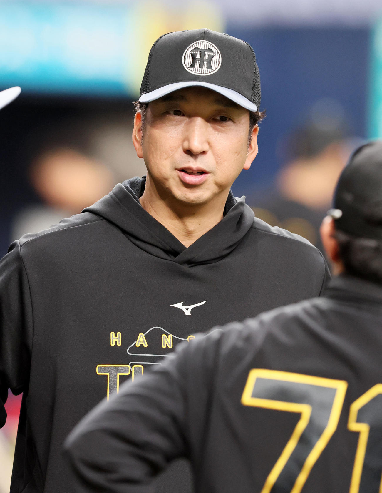 オリックス対阪神　コーチ陣と話す阪神藤川監督（撮影・加藤哉）