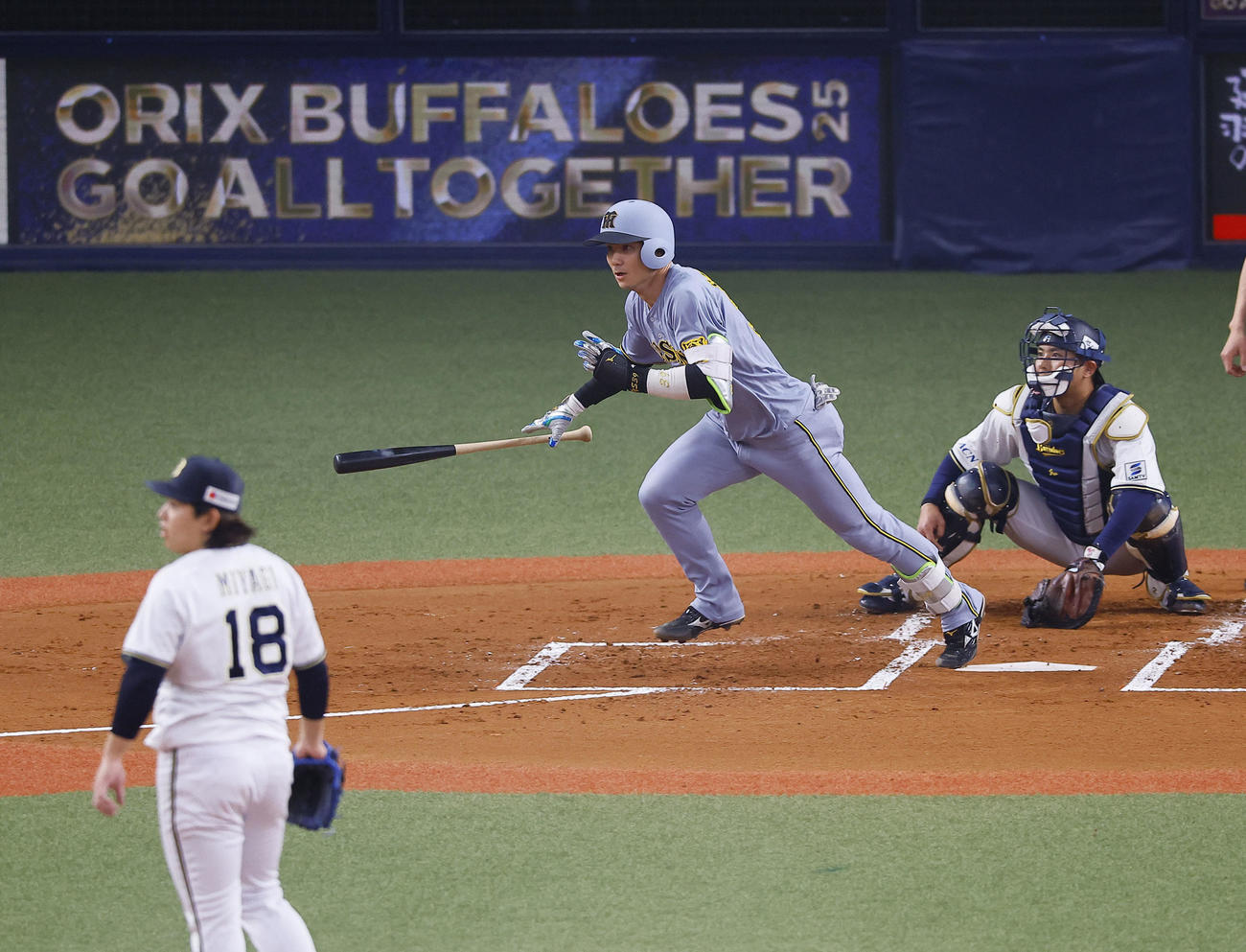 オリックス対阪神　2回表阪神2死、栄枝は右翼線に二塁打を放つ。投手宮城（撮影・藤尾明華）