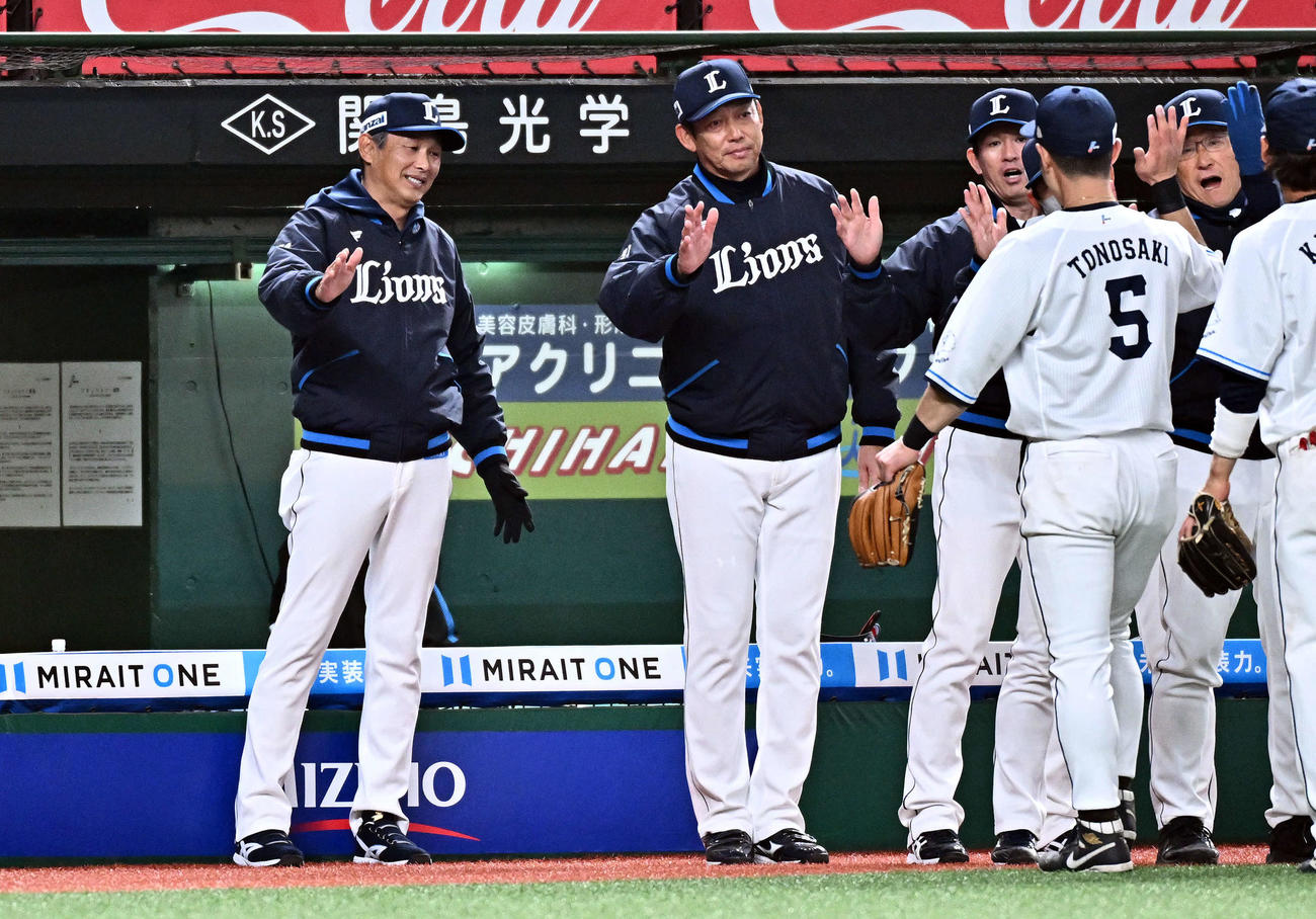 西武対DeNA　試合後、選手を迎える西口監督（左）（撮影・滝沢徹郎）