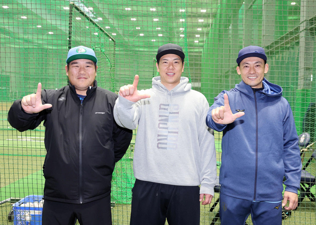 西武の（左から）中村剛、炭谷、栗山（2025年1月撮影）
