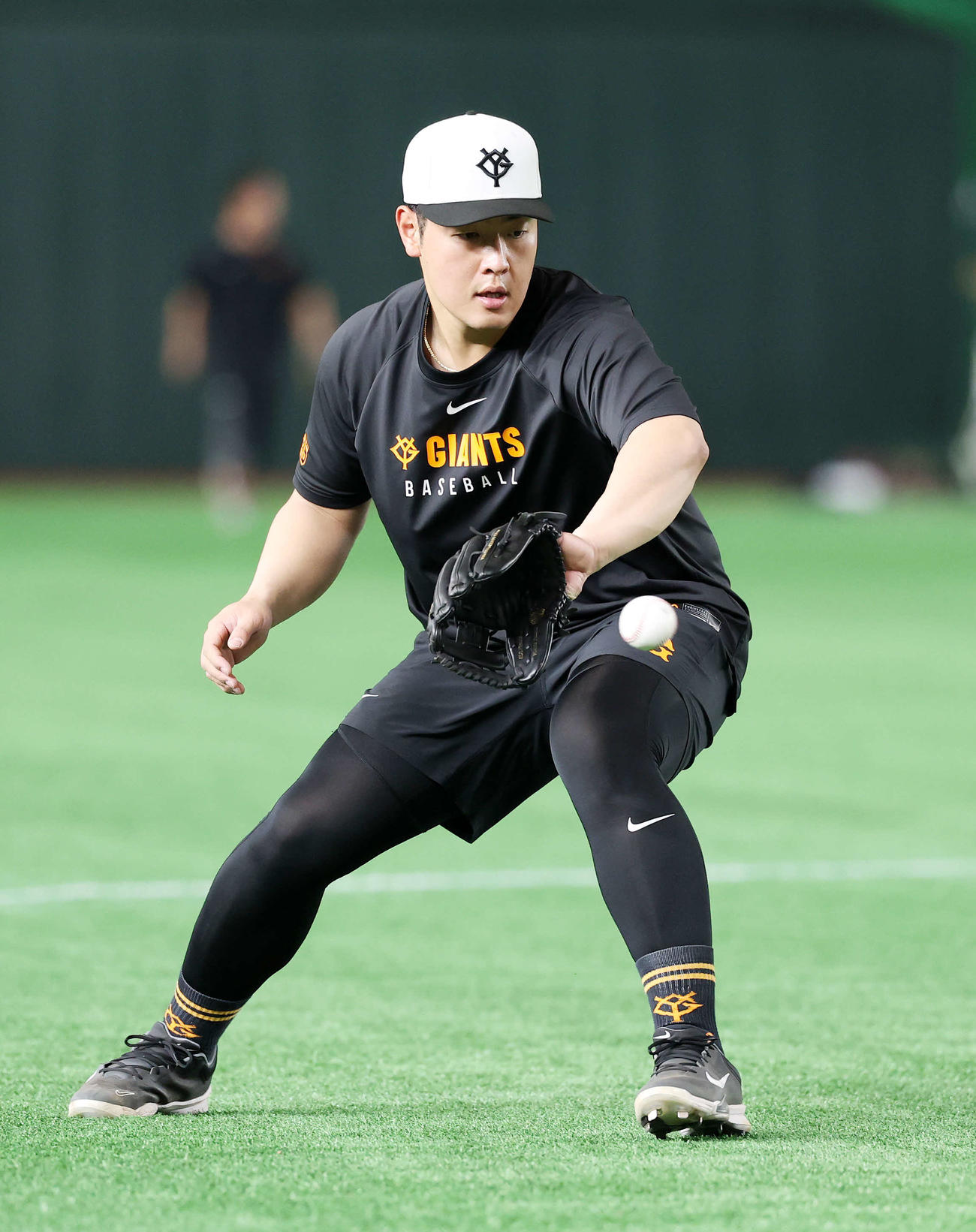 巨人対ロッテ　ノックを受ける巨人岡本（撮影・鈴木正人）　