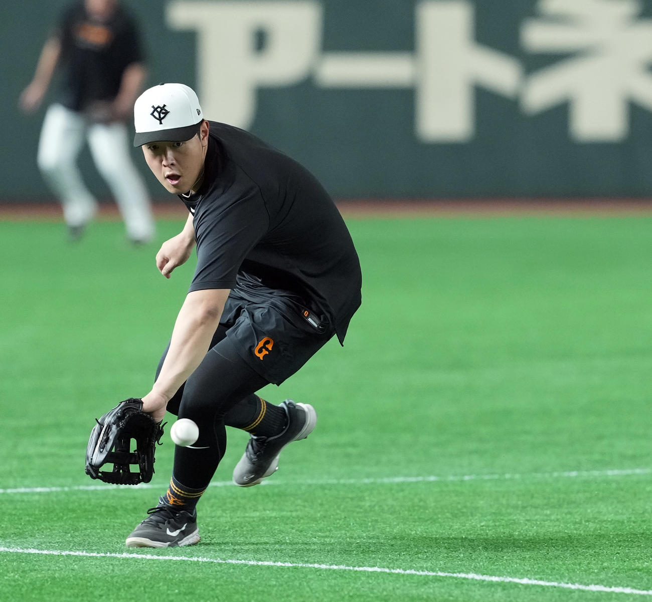 巨人対ロッテ　ノックを受ける巨人岡本（撮影・たえ見朱実）