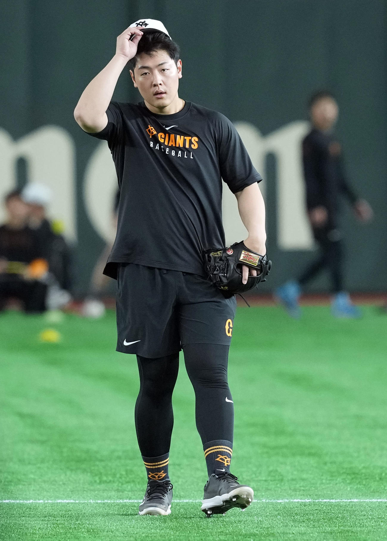 巨人対ロッテ　ノックを受ける巨人岡本（撮影・たえ見朱実）