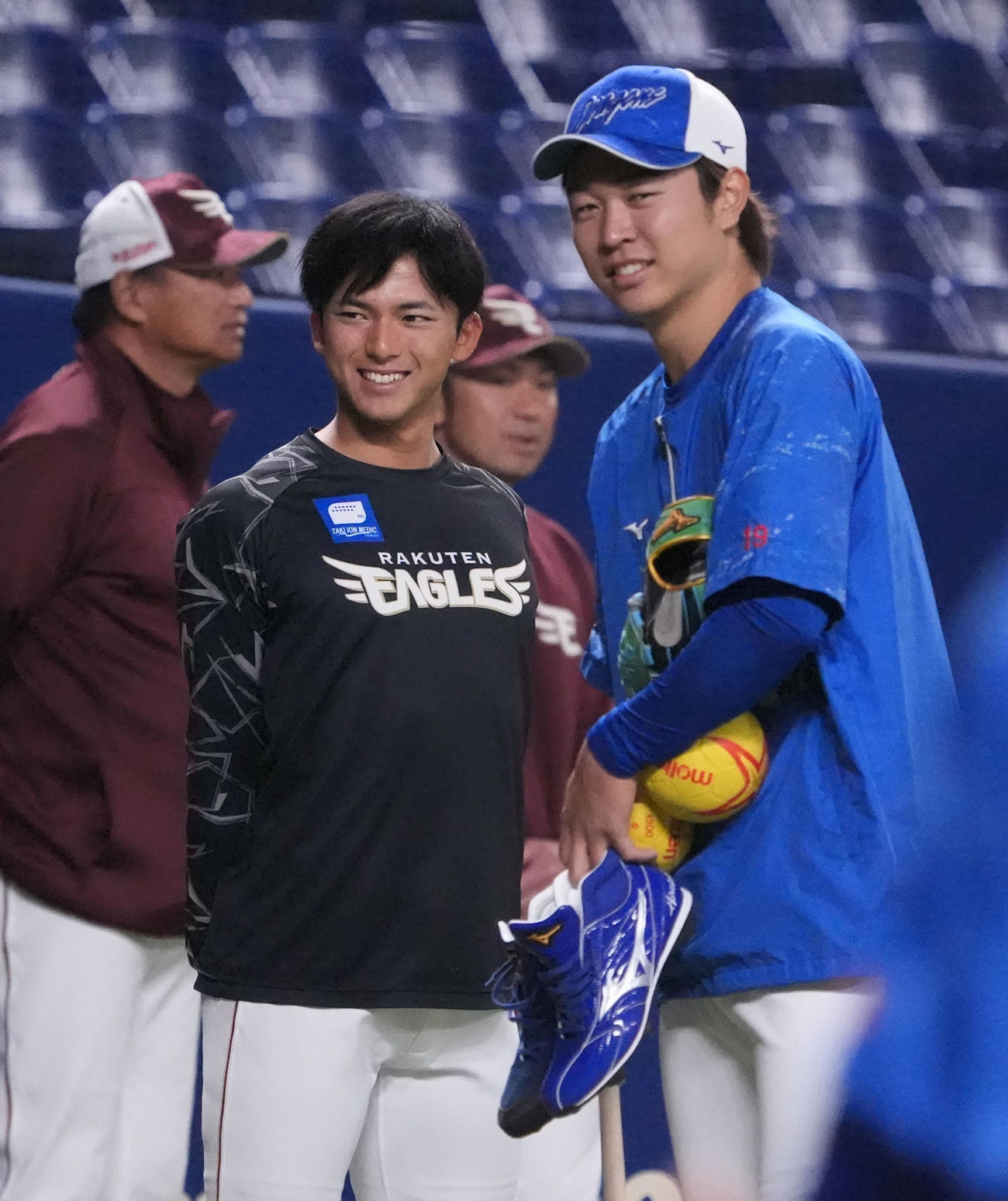中日対楽天　試合前、高橋宏と言葉を交わす宗山（左）（撮影・森本幸一）