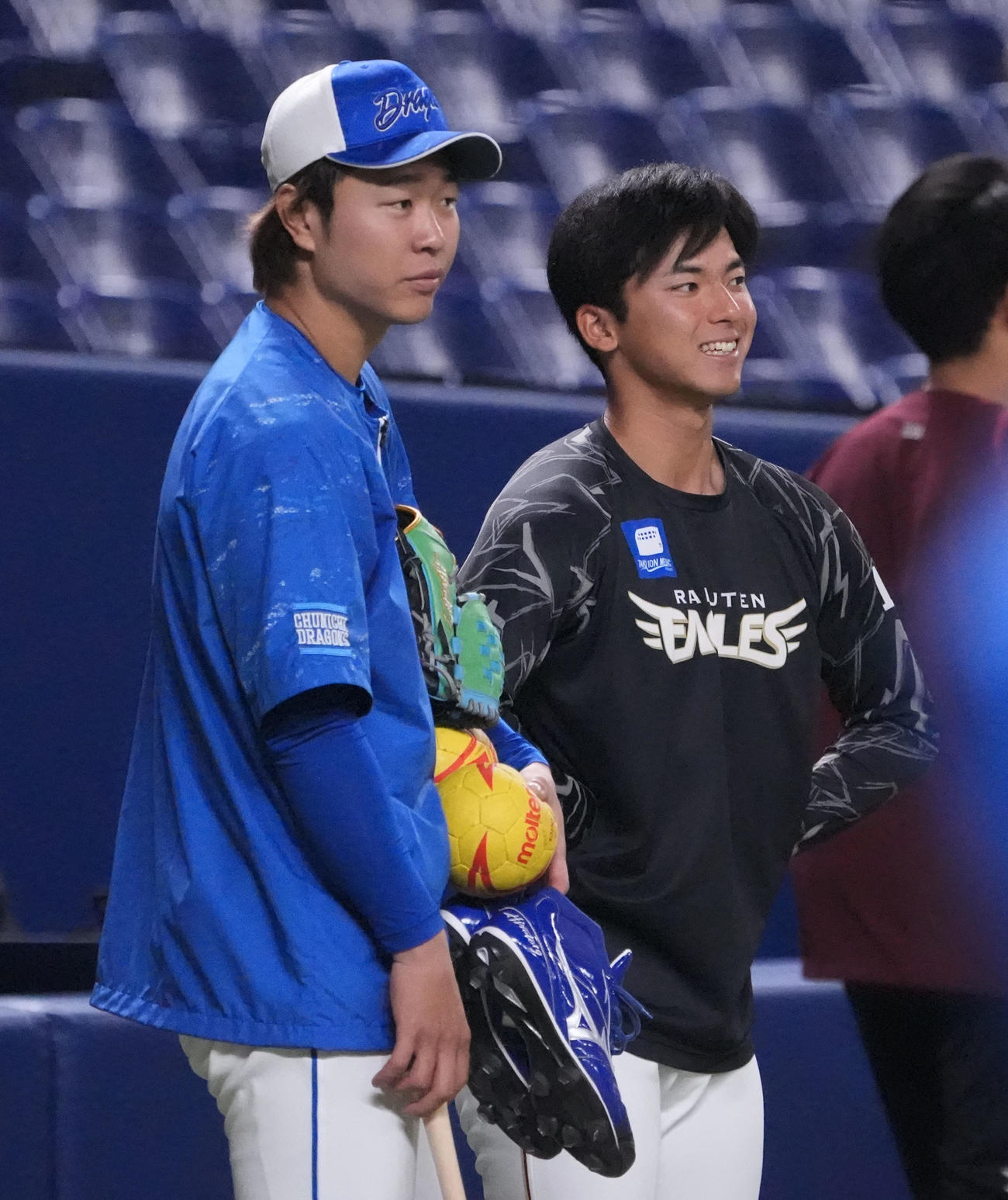 中日対楽天　試合前、高橋宏と言葉を交わす宗山（右）（撮影・森本幸一）