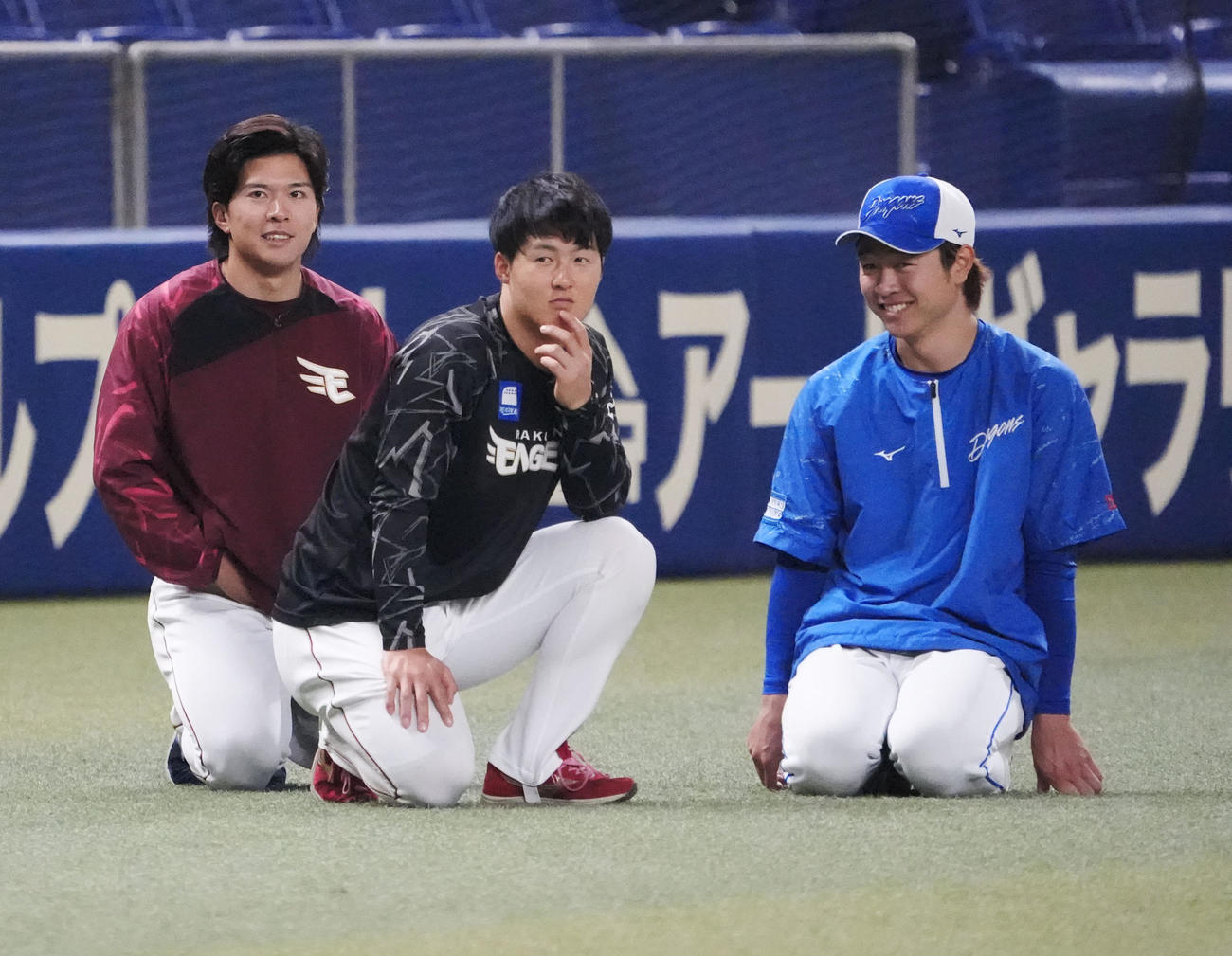 中日対楽天　試合前、早川、太田らと言葉を交わす高橋宏（右）（撮影・森本幸一）