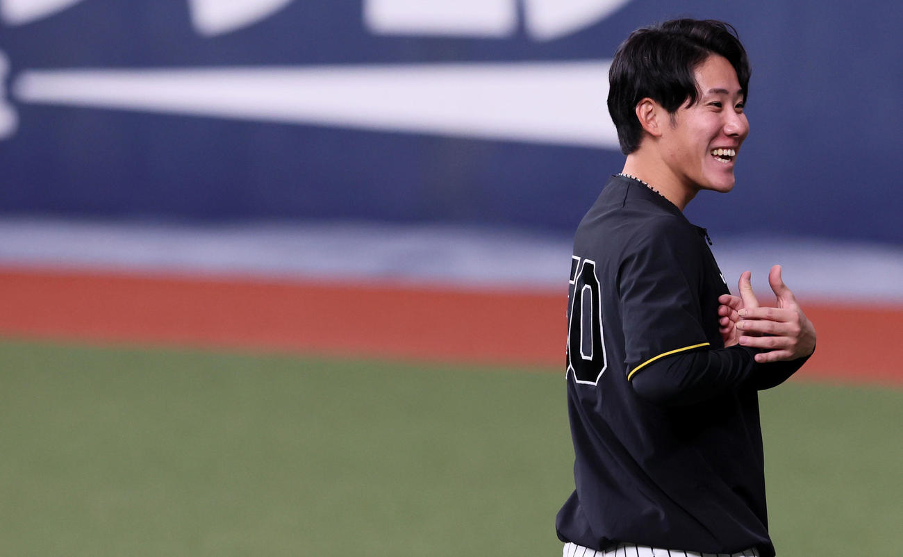 阪神対オリックス　練習で笑顔を見せる富田（撮影・加藤哉）