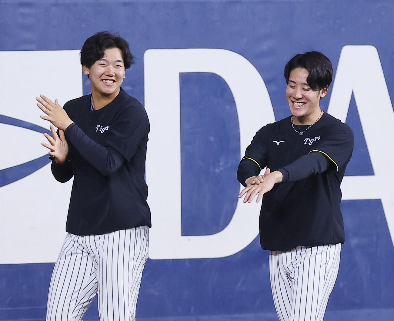 オリックス対阪神　練習で笑顔を見せる阪神門別（左）と富田（撮影・藤尾明華）