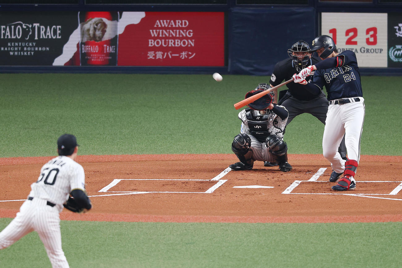 阪神対オリックス　1回表オリックス2死、先制の右越え本塁打を放つ紅林。投手富田（撮影・前田充）