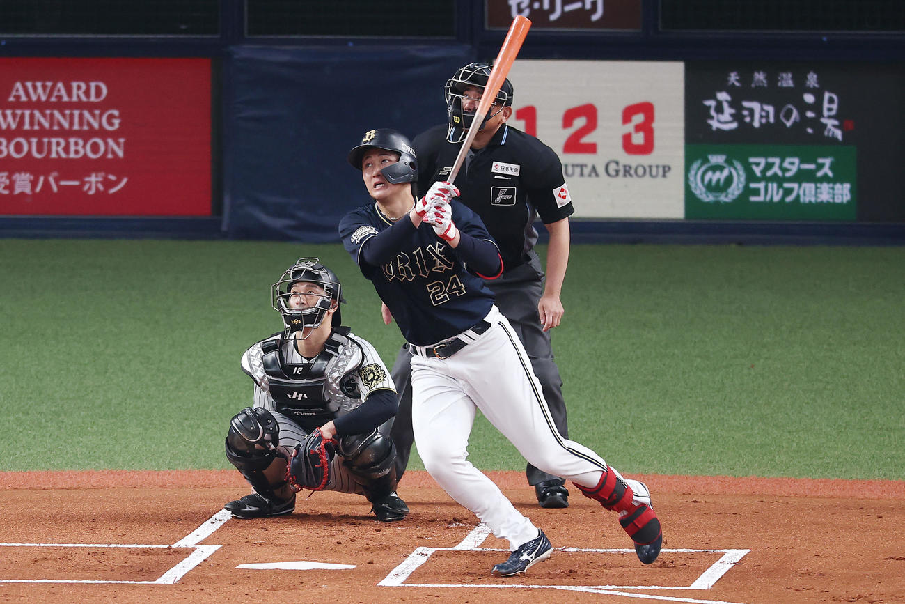 阪神対オリックス　1回表オリックス2死、先制の右越え本塁打を放つ紅林（撮影・前田充）