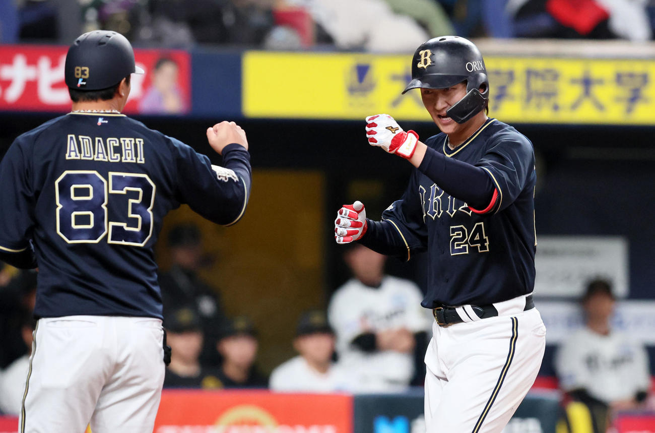 阪神対オリックス　1回表オリックス2死、紅林は右越えソロ本塁打を放ち生還する（撮影・加藤哉）