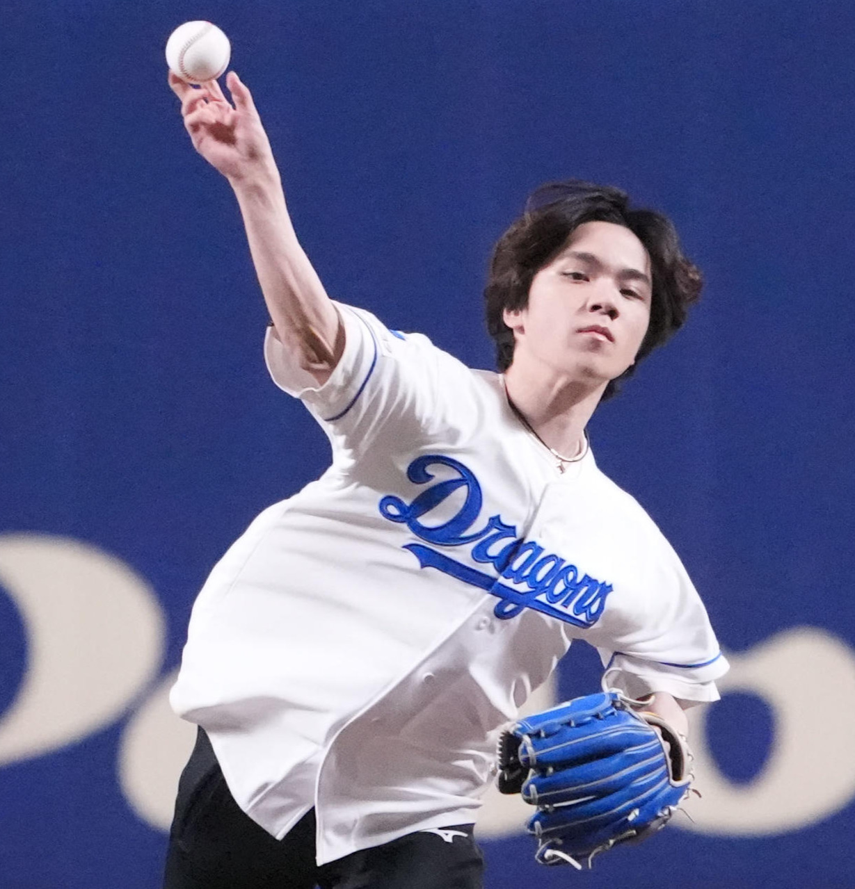 中日対楽天　試合前、始球式を行うプロフィギュアスケーターの宇野昌磨さん（撮影・森本幸一）