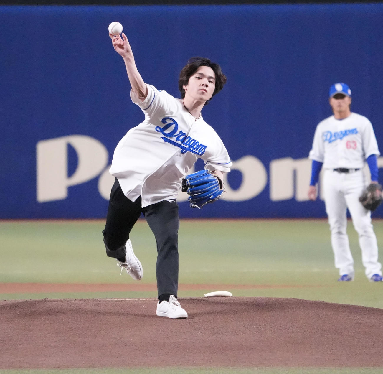 中日対楽天　試合前、始球式を行うプロフィギュアスケーターの宇野昌磨さん（撮影・森本幸一）