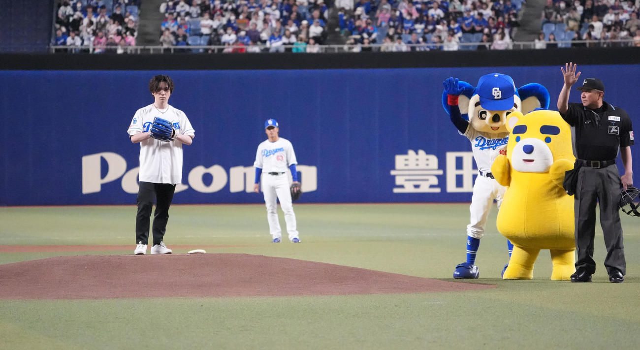 中日対楽天　試合前、始球式を行うプロフィギュアスケーターの宇野昌磨さん（撮影・森本幸一）