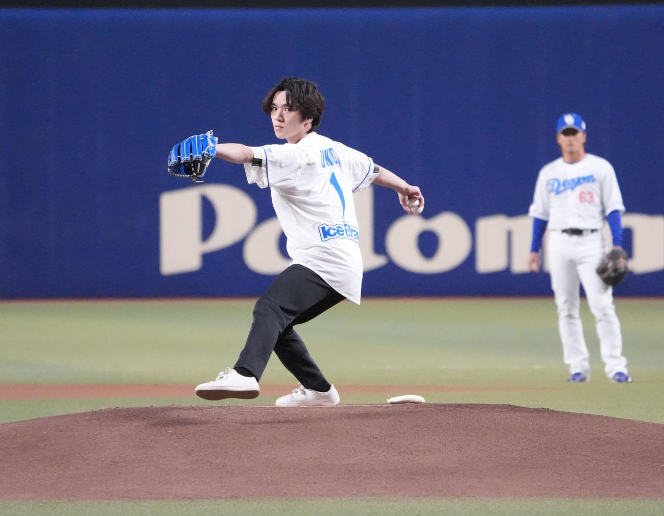 中日対楽天　試合前、始球式を行うプロフィギュアスケーターの宇野昌磨さん（撮影・森本幸一）