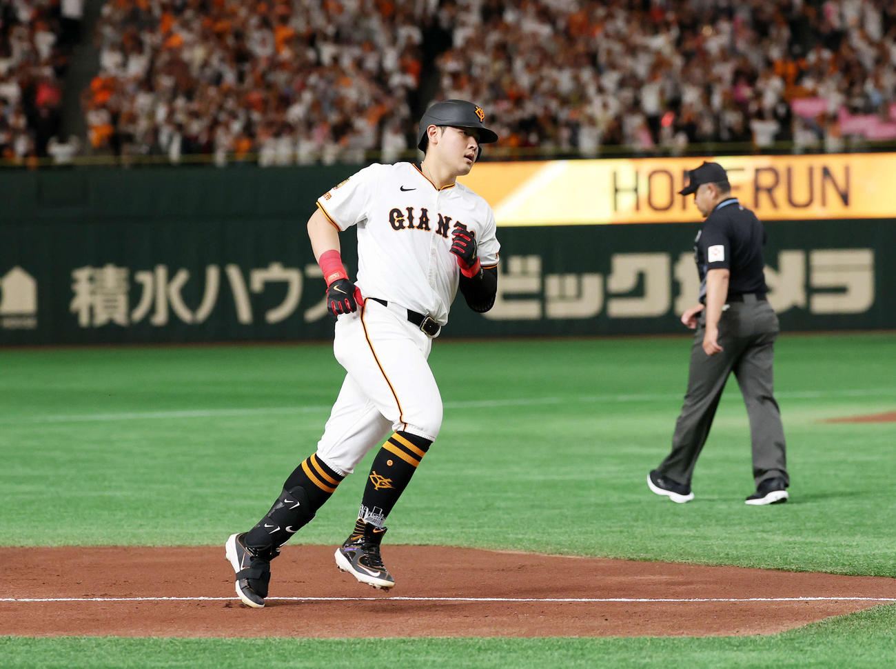 巨人対ロッテ　1回裏巨人1死一、二塁、岡本は左中間3点本塁打を放つ（撮影・鈴木正人）　